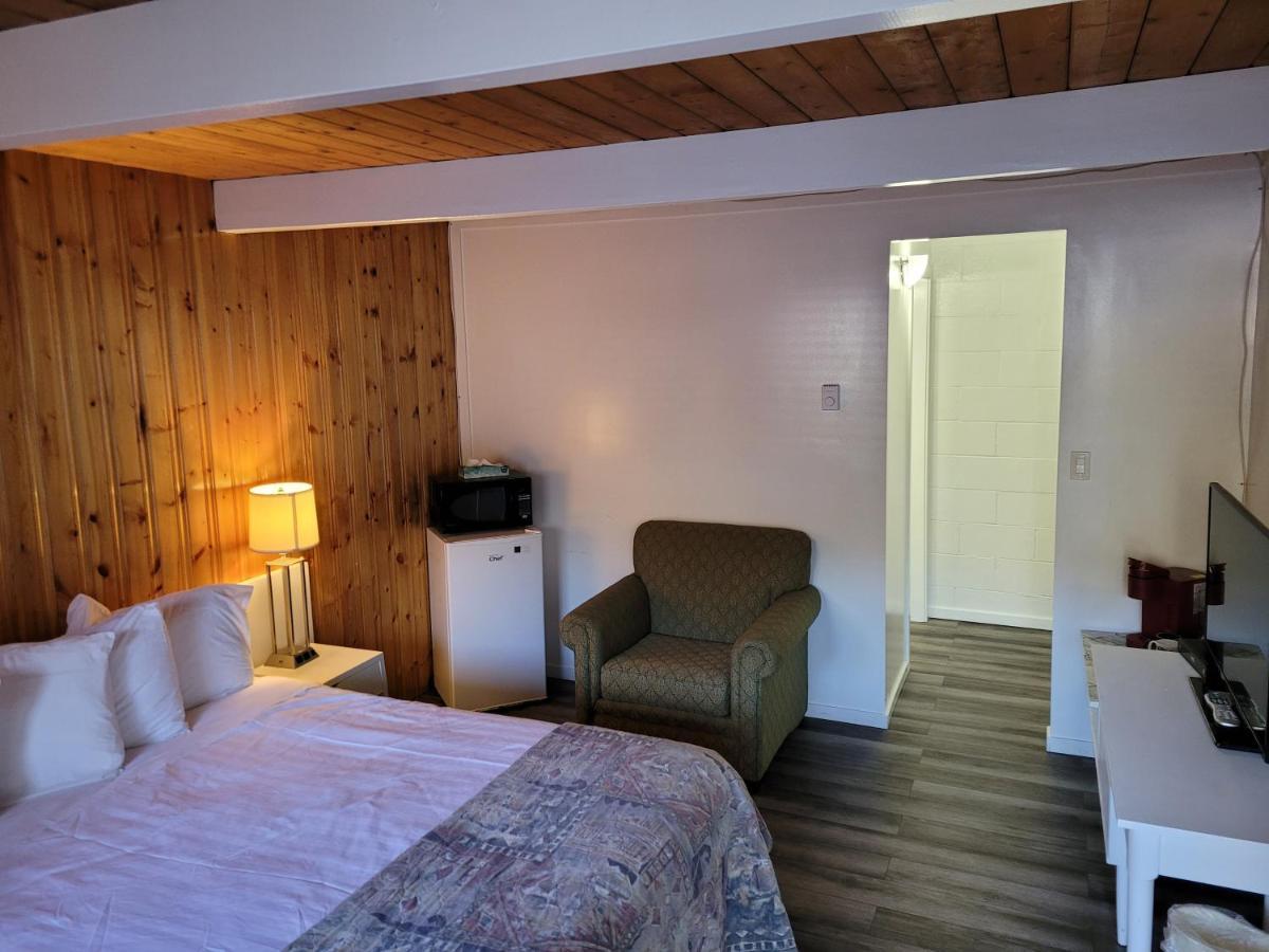 Pines Motel Sicamous Luaran gambar