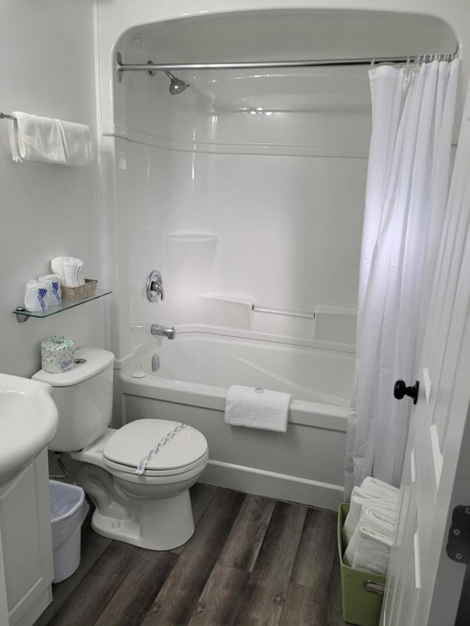 Pines Motel Sicamous Luaran gambar