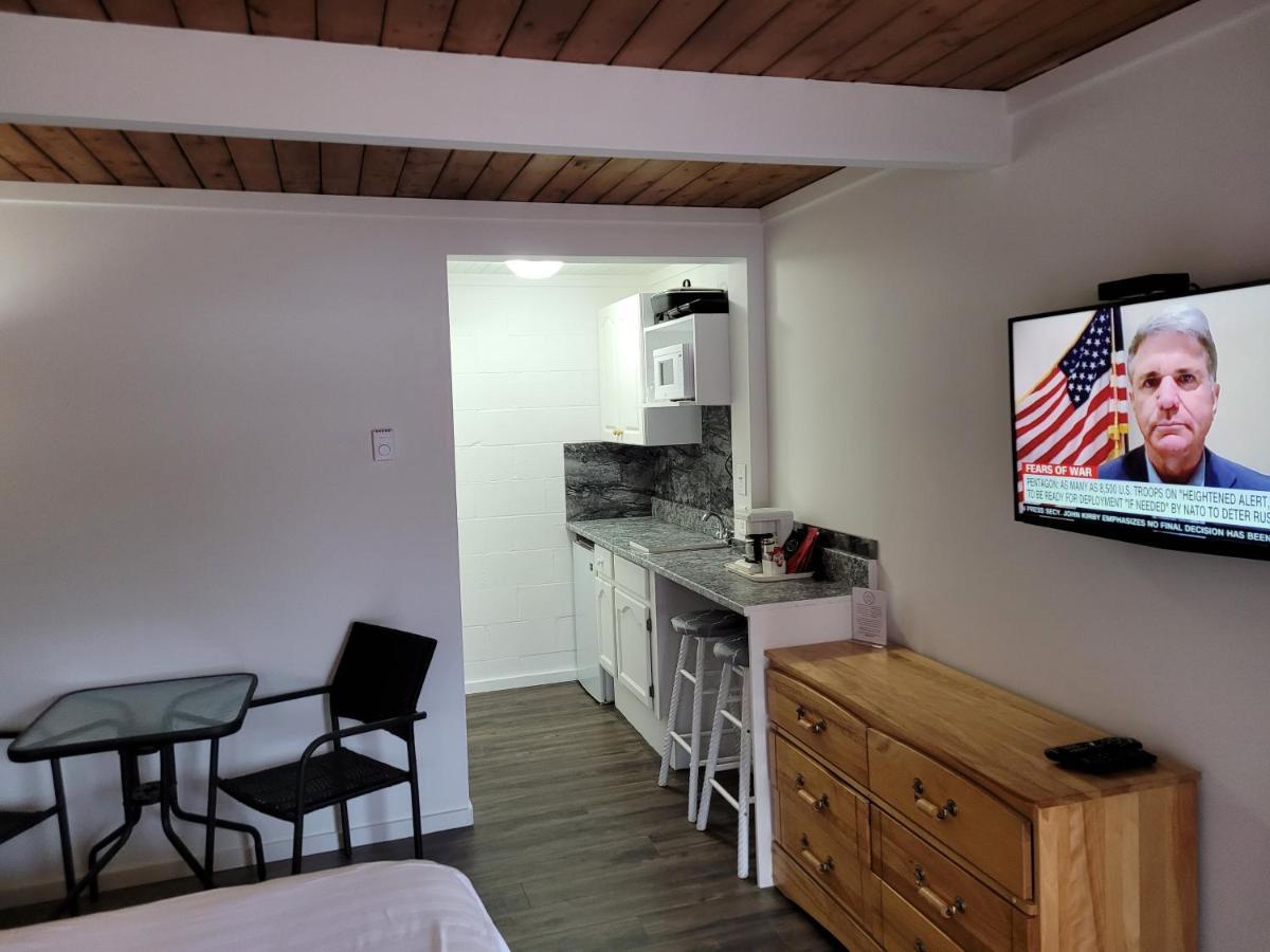 Pines Motel Sicamous Luaran gambar