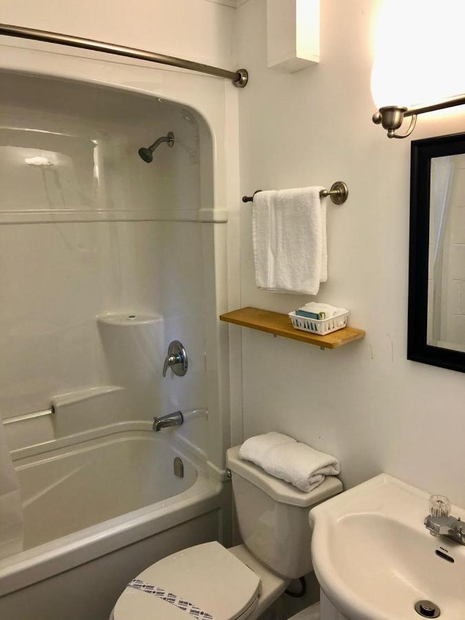 Pines Motel Sicamous Luaran gambar