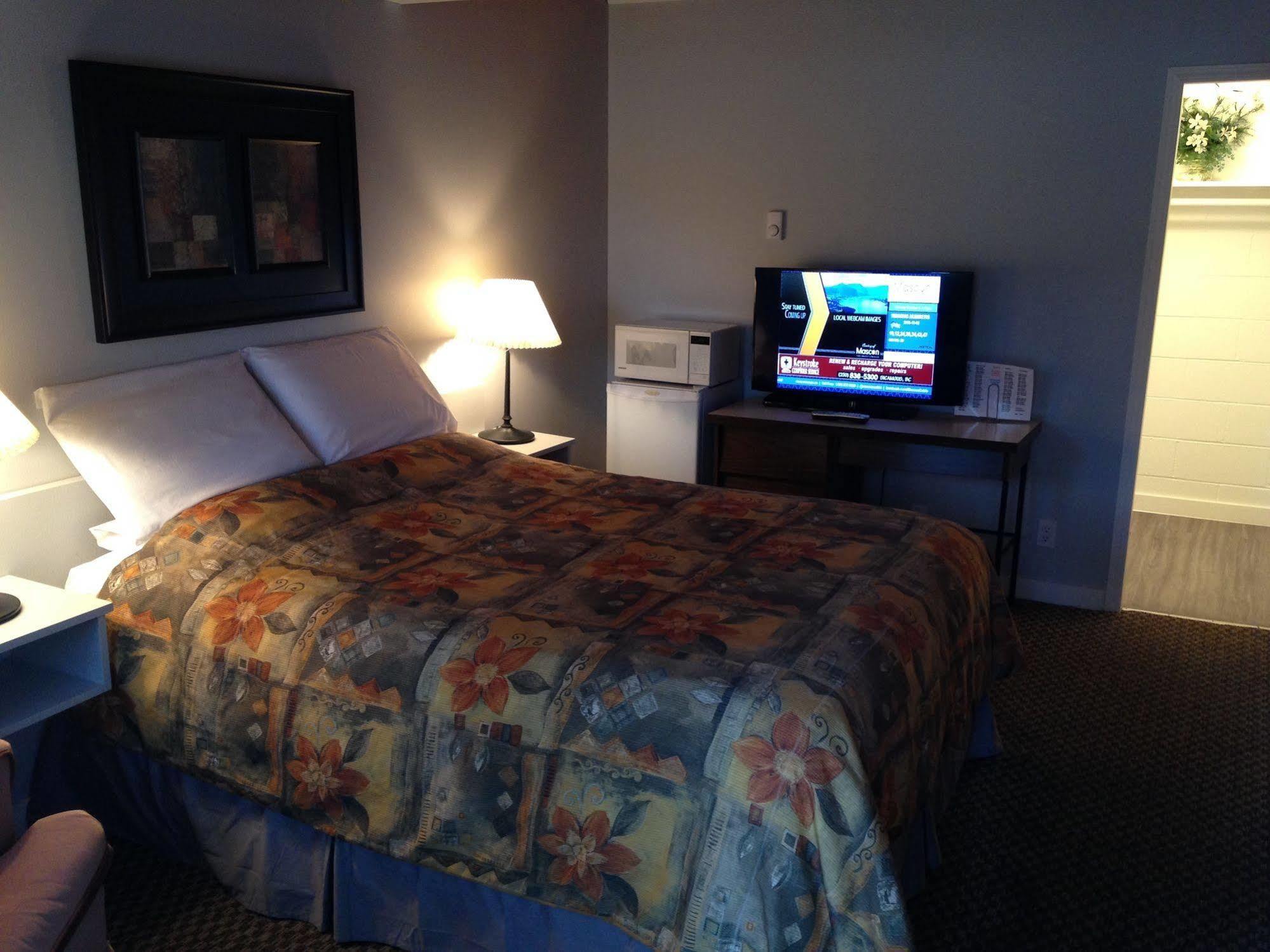 Pines Motel Sicamous Luaran gambar