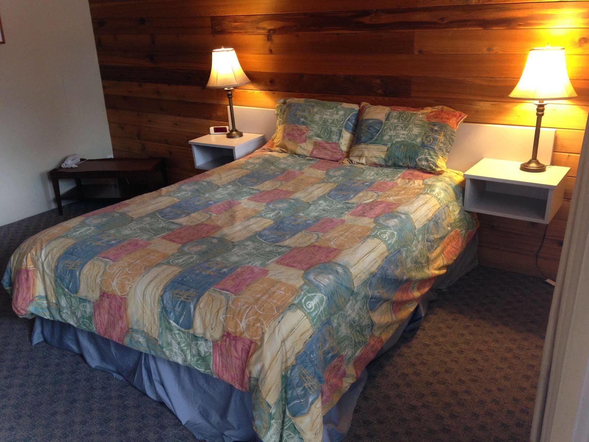 Pines Motel Sicamous Luaran gambar